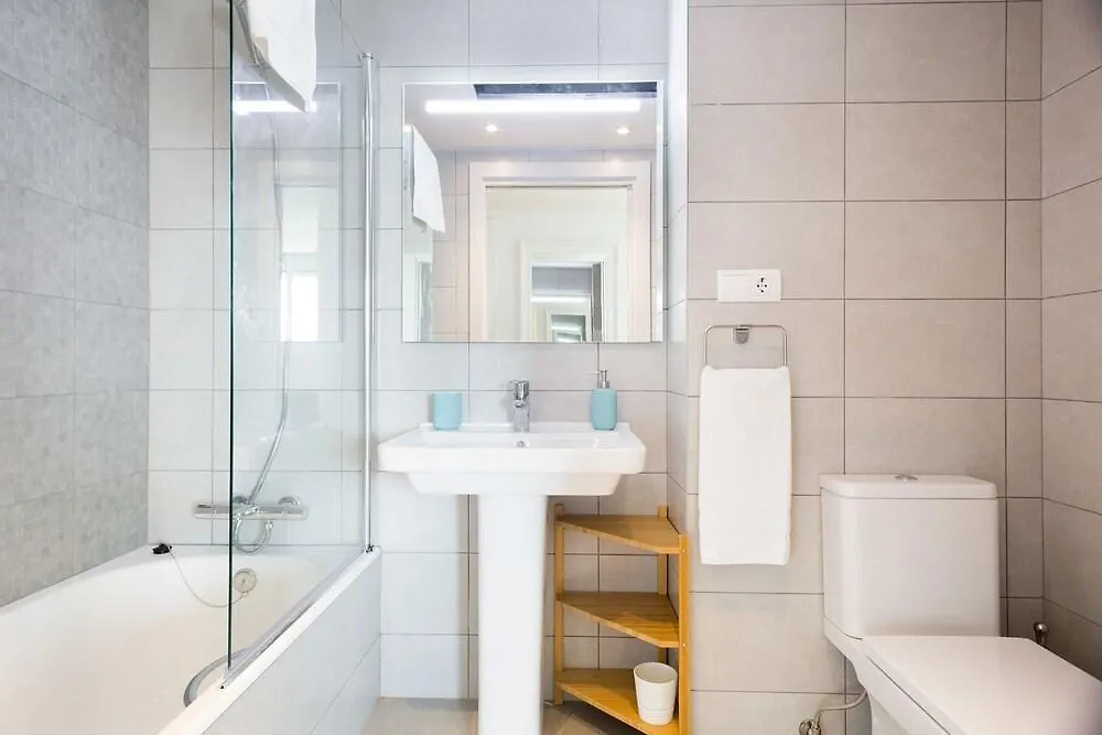 סנט אדריה דה בסוס Olala Port Forum Apartments מלון